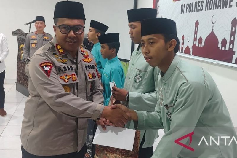 Kapolda Sultra Beri Santunan Anak Yatim di Konawe Selatan: Safari Ramadhan dan Komitmen Polri untuk Masyarakat