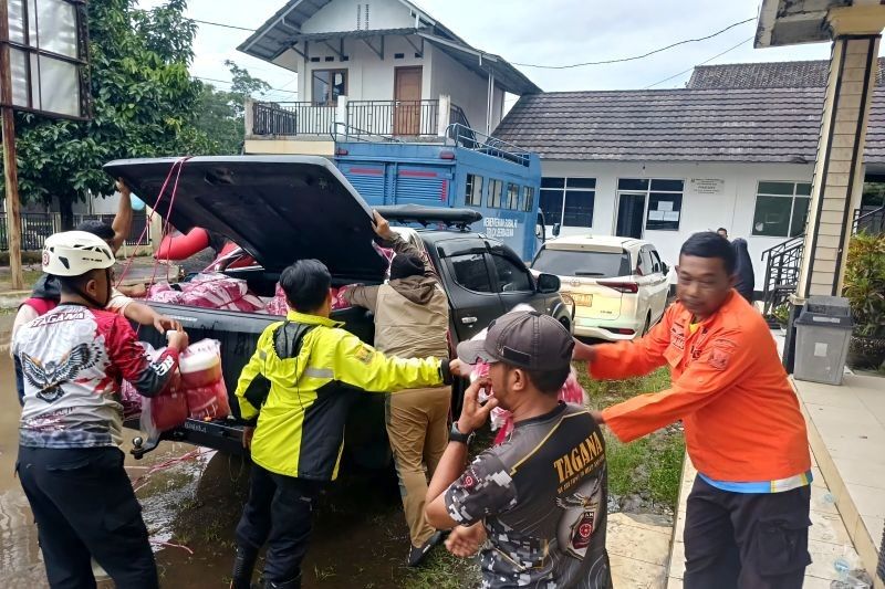 Banjir dan Tanah Longsor Sukabumi: Kementerian Sosial Salurkan Bantuan Logistik