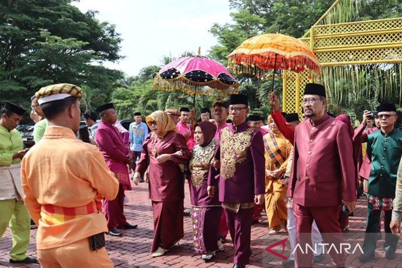 Bupati Bone Bolango Jalani Prosesi Adat Moloopu, Jalin Kebersamaan dan Siap Membangun Daerah