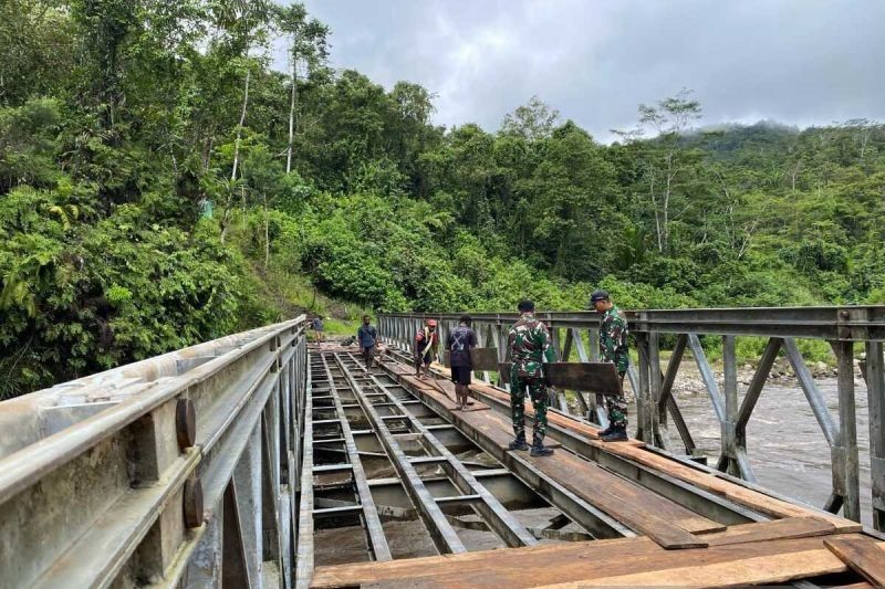 Satgas Yonif 641/Bru dan Warga Perbaiki Jembatan Penghubung di Papua Pegunungan