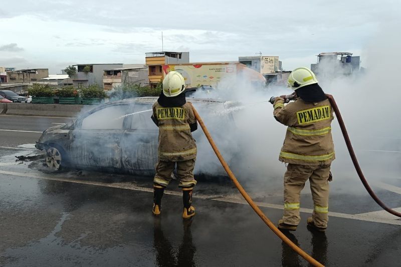 Mobil Terbakar di Tol Penjaringan, Kerugian Ditaksir Rp180 Juta