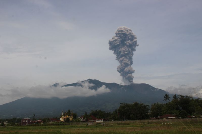 Gunung Marapi Erupsi Lagi, Semburkan Abu Vulkanik hingga 1.200 Meter!