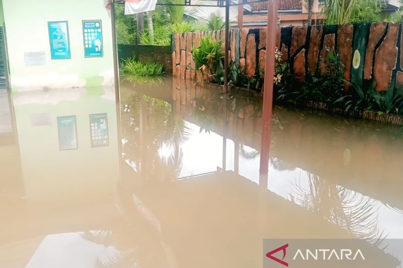 Banjir Rendam 219 Rumah di OKU, BPBD Evakuasi Warga dengan Perahu Karet