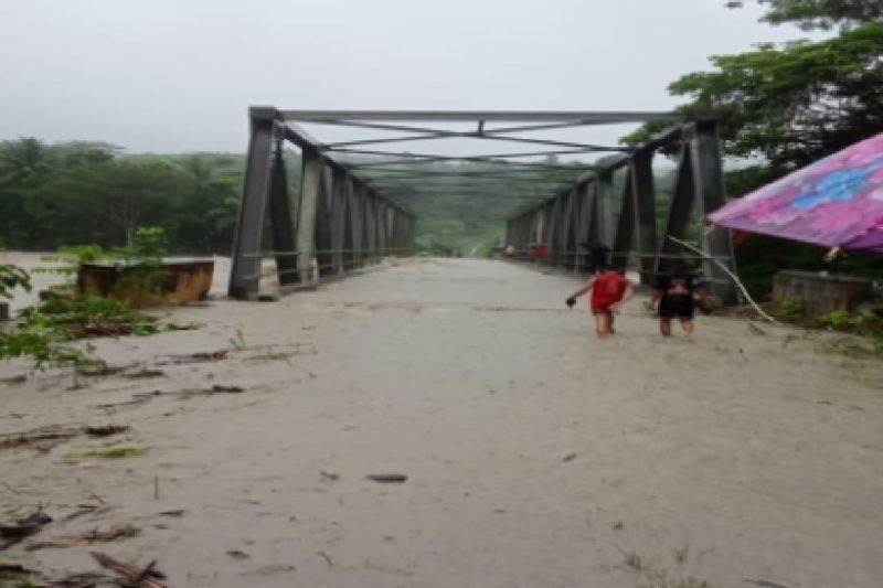 Banjir di Nias Barat: 1.632 Jiwa Terdampak, Jembatan Ambruk