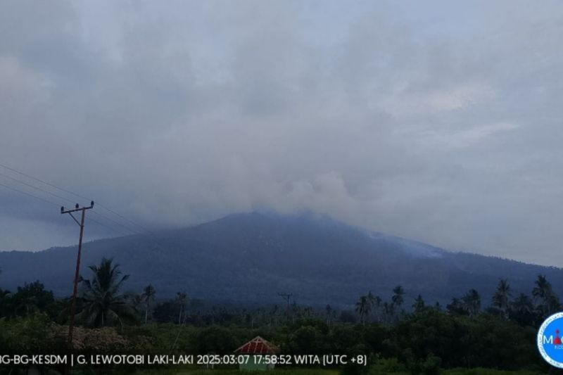 Gunung Lewotobi Laki-laki Erupsi Empat Kali dalam Enam Jam, Status Siaga!