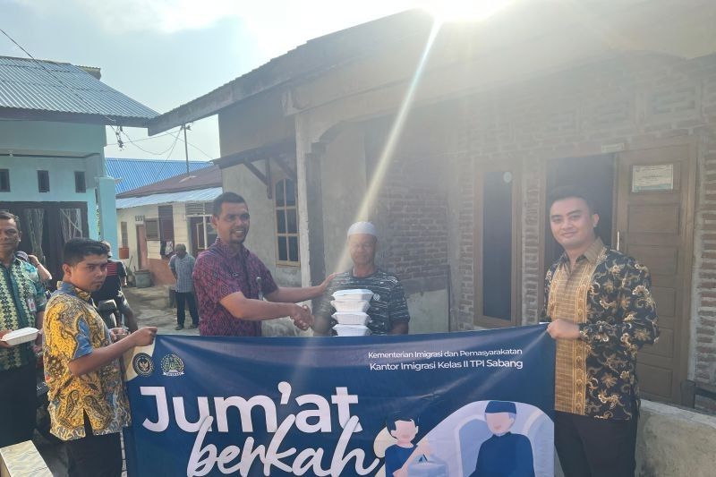 Imigrasi Sabang Berbagi: 40 Paket Makanan Bergizi Gratis dibagikan dalam Aksi Jumat Berkah