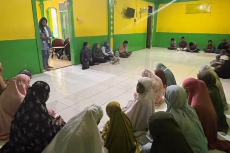 Dharma Wanita BPTD Maluku Tebar Kebaikan, Bagikan 100 Paket Sembako di Pondok Pesantren