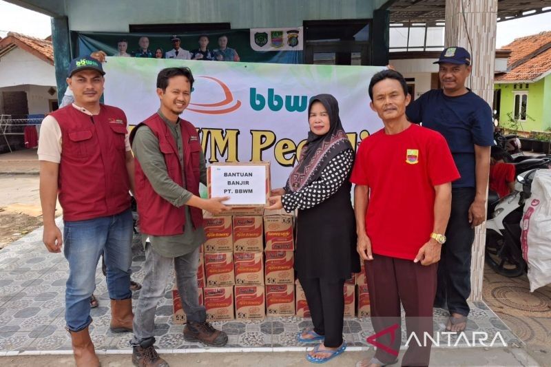 PT BBWM Salurkan Bantuan untuk Korban Banjir Babelan, Bekasi