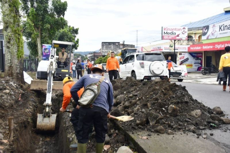 Pemkab Rejang Lebong Kerahkan Alat Berat Atasi Banjir di Perkotaan