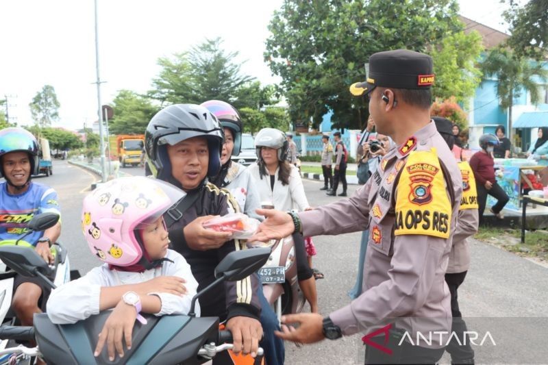 Polri dan Baznas Bangka Tengah Berbagi Takjil, Tebar Kebaikan di Bulan Ramadhan