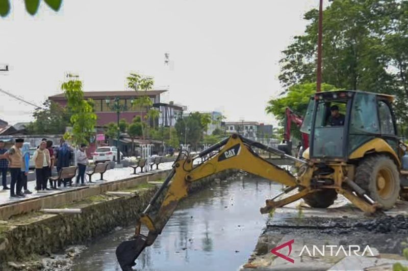 Pemkot Kendari Kerahkan Alat Berat Cegah Banjir: Lumpur 1,5 Meter Dibersihkan