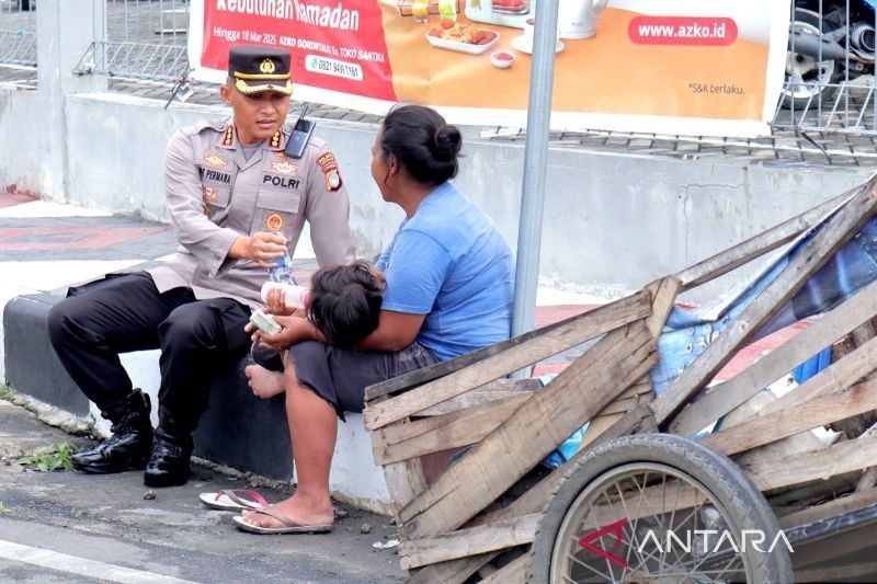 Polresta Gorontalo Kota Bagikan Takjil, Tebar Kebaikan di Bulan Ramadhan