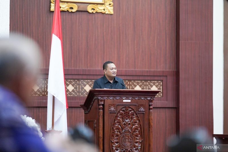 Bupati Gianyar Serahkan Raperda Penyertaan Modal PT Bank BPD Bali ke DPRD