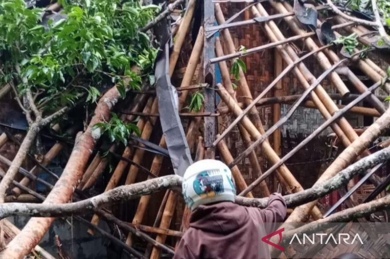 Hujan Deras di Cianjur: Dua Rumah Rusak, Sembilan Jiwa Mengungsi