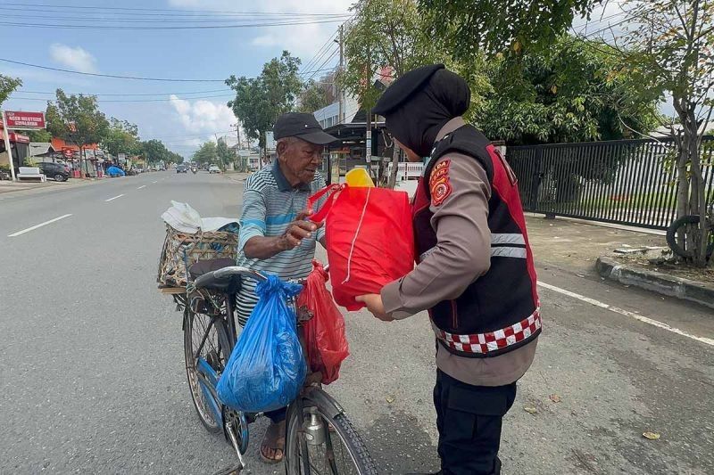 Polda Aceh Bagikan Paket Sembako untuk Lansia di Bulan Ramadhan