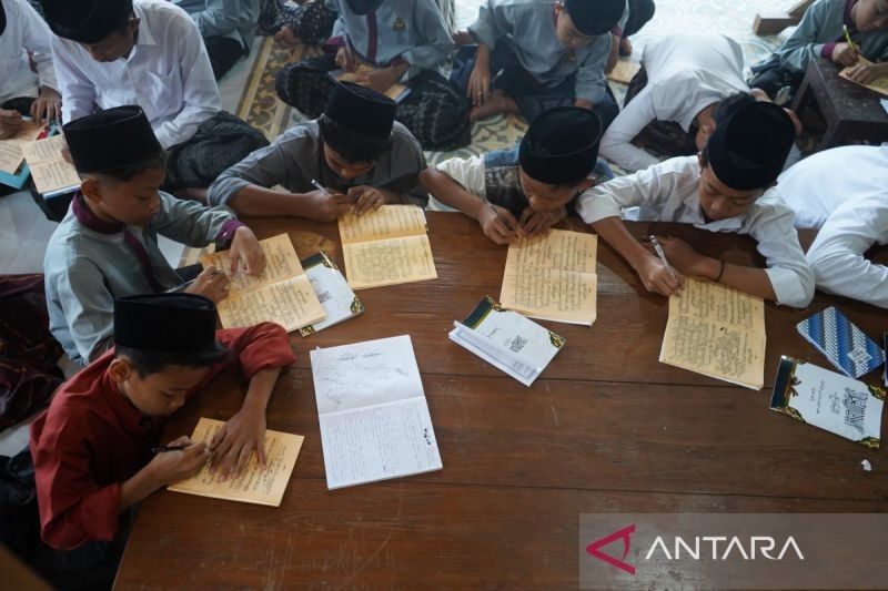 Santri di Temanggung Isi Ngabuburit dengan Ngaji Kitab Kuning