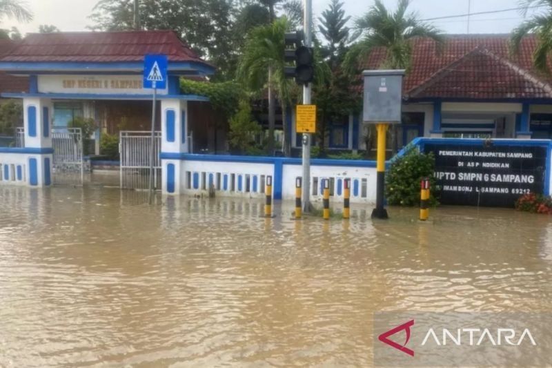 Banjir Sampang: BPBD Evakuasi Warga Terjebak Luapan Sungai Kalikamuning