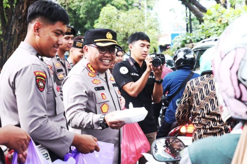 Kapolresta Banjarmasin Bagikan Takjil, Sampaikan Pesan Kamtibmas di Bulan Ramadhan