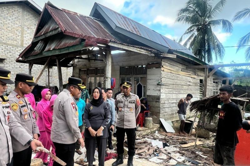 Polres Konawe Selatan Salurkan Bantuan Sembako untuk Korban Puting Beliung di Mowila