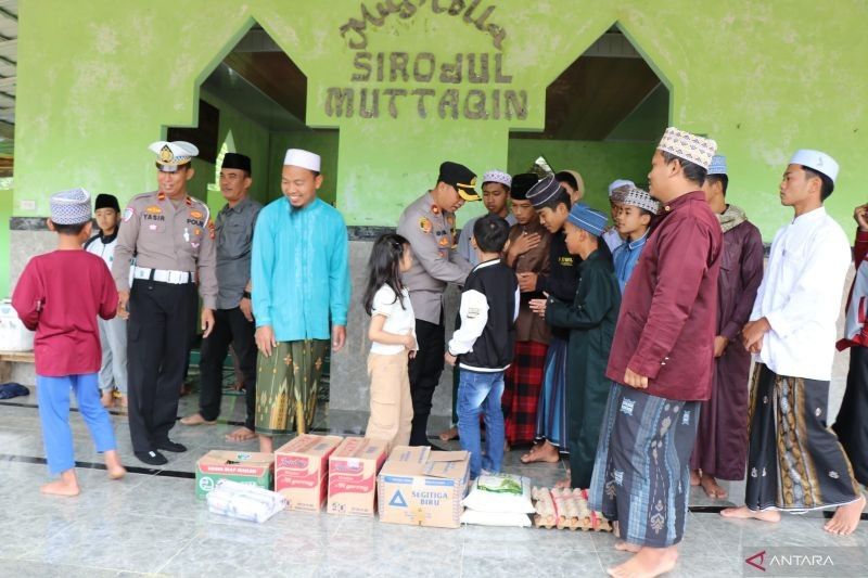 Polres Lampung Barat Berbagi Sembako dengan Santri Ponpes Yanbu’ul Quran di Bulan Ramadhan