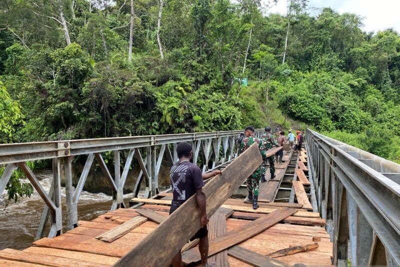 TNI AD Perbaiki Jembatan Vital di Apalapsili, Papua Pegunungan: Akses Warga Kembali Lancar