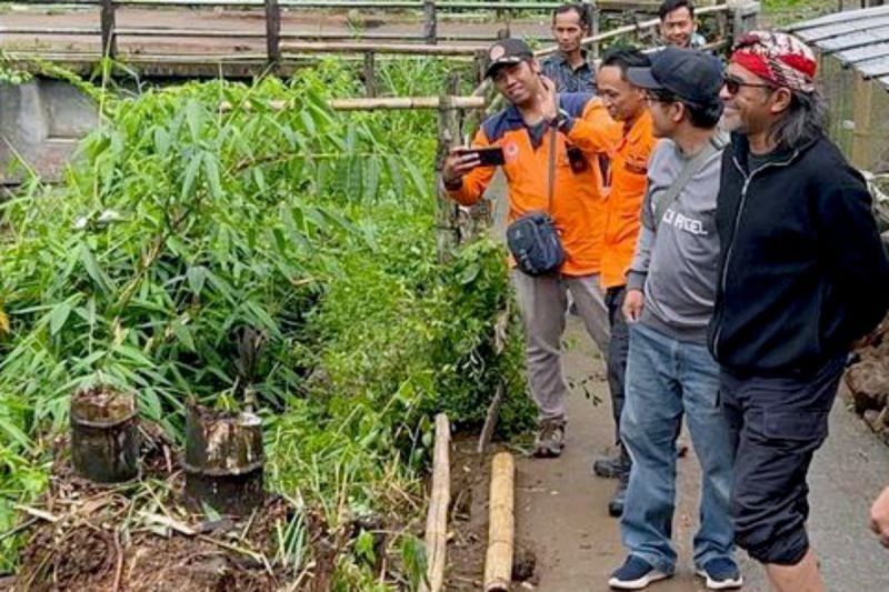 Bupati Temanggung Tinjau Langsung Lokasi Bencana Longsor, Dua Rumah Rusak