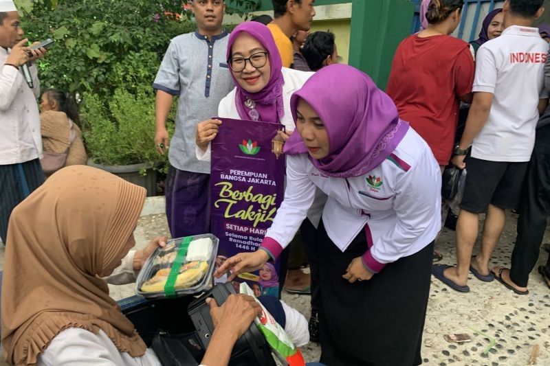 Perempuan Bangsa Bagikan Ribuan Paket Takjil di Muara Angke, Jakarta Utara