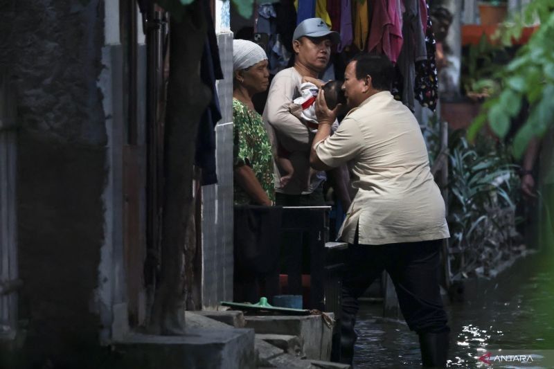 Presiden Prabowo Sambangi Warga Tambun Terdampak Banjir: Mendengar Keluh Kesah dan Salurkan Bantuan