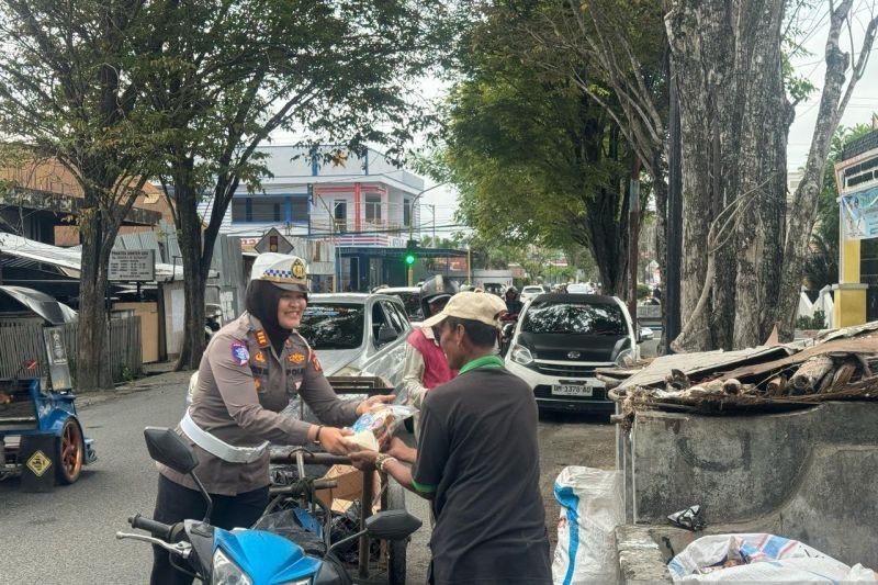 Polresta Gorontalo Kota Bagikan Sembako di Bulan Ramadhan: Wujud Kepedulian di Jalan Raya