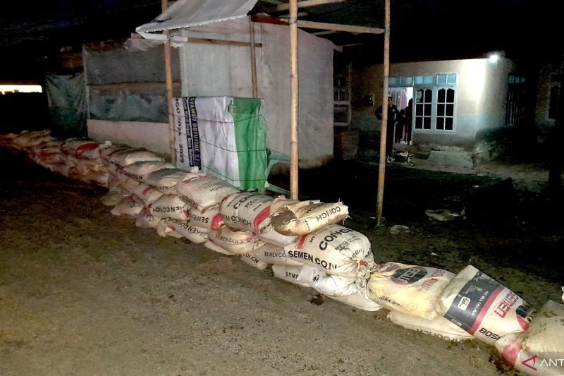 Warga Desa Tanah Putih Gotong Royong Bangun Tanggul Darurat Antisipasi Banjir