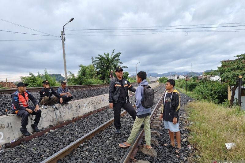 KAI Peringatkan Bahaya Aktivitas di Jalur Kereta Api: Ancaman Hukuman Mengintai!