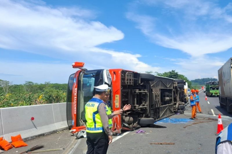 Bus Rosalia Indah Terguling di Tol Semarang-Batang, Tiga Penumpang Luka Ringan