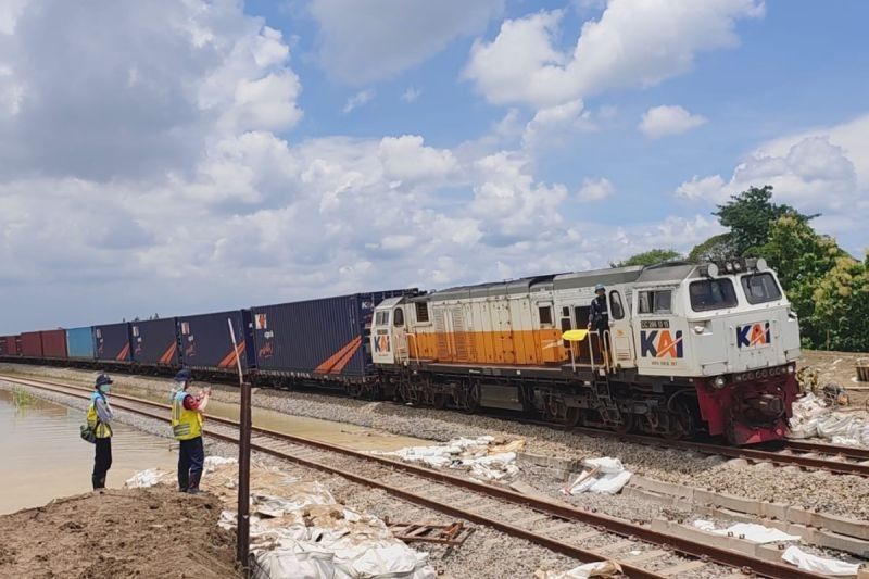 Jalur KA Grobogan yang Terendam Banjir Kini Kembali Dilintasi