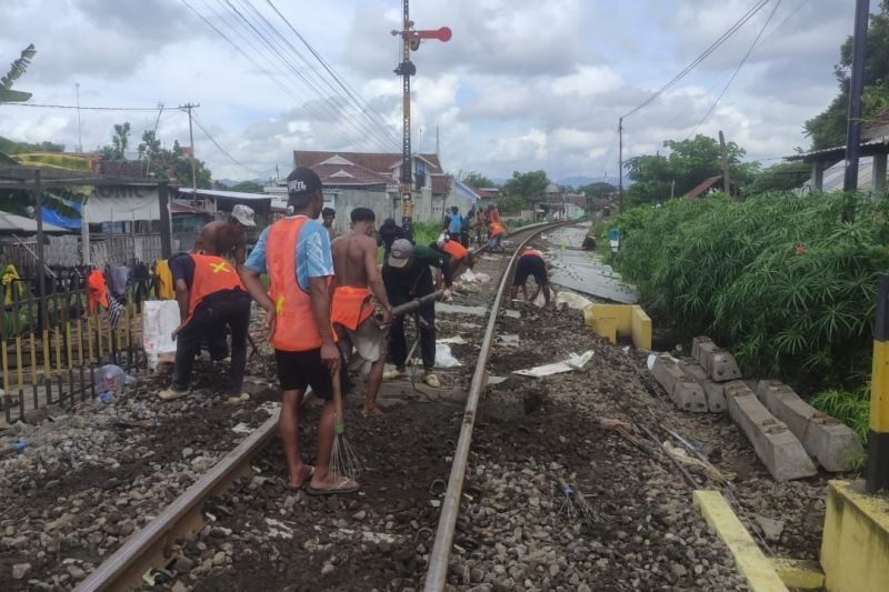 KAI Daop 7 Madiun Perbaiki Prasarana Kereta Api Jelang Lebaran 2025