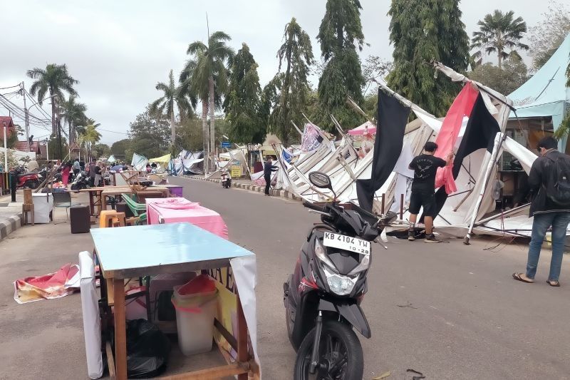 40 Tenda Pasar Ramadhan Fair Singkawang Tumbang Diterjang Angin Kencang