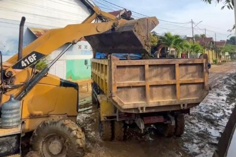 Pemkot Kendari Kerahkan Alat Berat Bersihkan Sedimen Pascabanjir