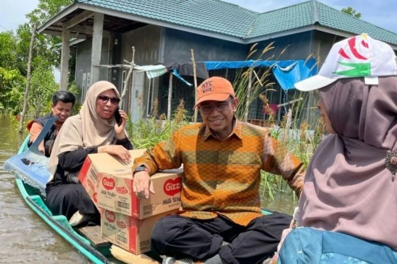 Anggota DPR Hendry Munief Bawa Tim Medis Bantu Korban Banjir Pekanbaru