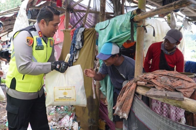 Polres Tasikmalaya Berbagi Sembako untuk Pemulung di Bulan Ramadhan