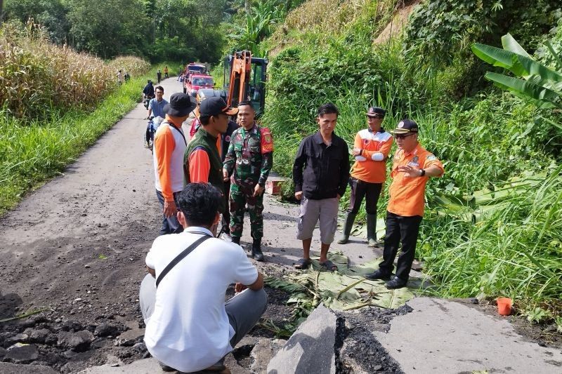 BPBD OKU Selatan Evakuasi Longsor dan Pohon Tumbang di Desa Manduriang