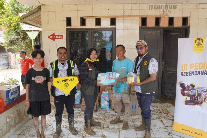 UI Peduli Kebencanaan: Bantuan Logistik untuk Korban Banjir Bekasi dan Depok