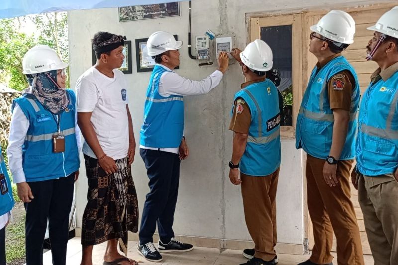 PLN Berbagi Berkah Ramadan: Listrik Gratis untuk 16 Keluarga Kurang Mampu di Bali