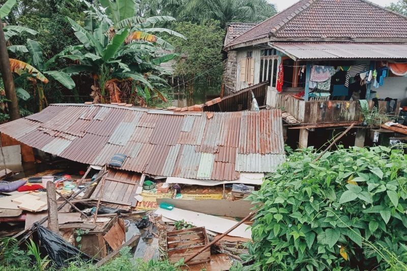 Rumah Warga di Tepi Sungai Batanghari Ambruk, Damkartan Ungkap Penyebabnya