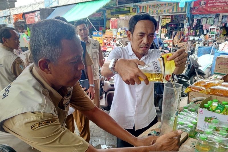 Minyakita 800ml: Petugas Temukan Kemasan Tak Sesuai Takaran di Lamongan