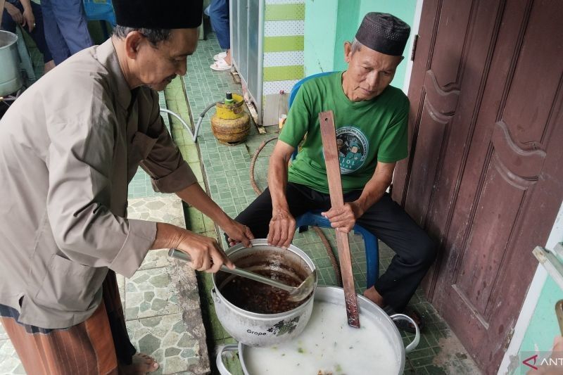 Masjid Suro Palembang Bagikan 800 Porsi Bubur Setiap Hari Selama Ramadhan