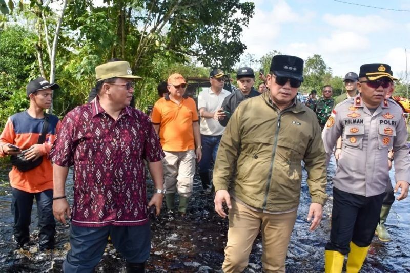 Bupati Kubu Raya Salurkan Bantuan untuk Korban Banjir Sungai Ambawang