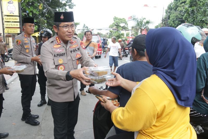 Polres Jakut Bagikan 1.000 Paket Sembako untuk Warga Miskin di Bulan Ramadhan