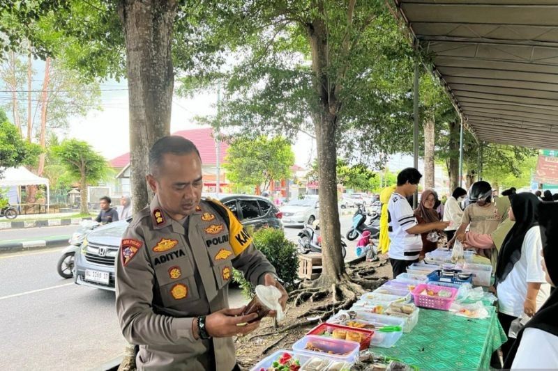 Polres Bangka Tengah Giatkan Patroli Pasar Ramadhan, Jamin Keamanan dan Berbagi Bansos