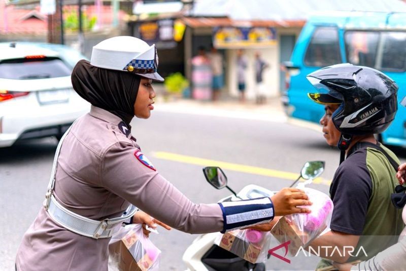 Polisi Gorontalo Bagikan Takjil, Pererat Silaturahmi dan Keselamatan Berlalu Lintas