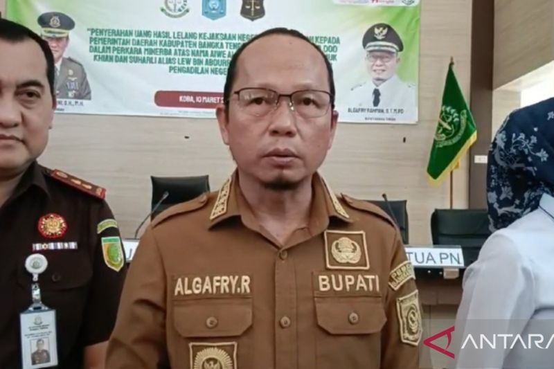 Kejari Bangka Tengah Serahkan Rp1,3 Miliar Hasil Lelang Barang Rampasan Minerba