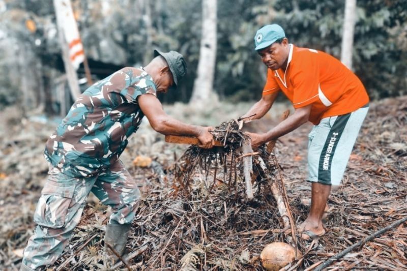 Satgas TMMD Kodim Biak dan Warga Kbusdori Bersihkan Sampah, Wujudkan Lingkungan Sehat